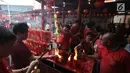 Warga keturunan Tionghoa membakar dupa saat sembahyang Imlek 2569 di Vihara Dharma Bhakti, Petak Sembilan, Jakarta Barat, Jumat (16/2). Selain membakar dupa dan memanjatkan doa, mereka juga saling bercengkrama satu sama lain. (Liputan6.com/Arya Manggala)