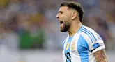 Meski sudah tidak muda lagi, Nicolas Otamendi masuk skuad Argentina untuk Olimpiade 2024. Otamendi merupakan pemain yang sangat berpengalaman di pentas internasional. Bek berusia 36 tahun itu membela Argentina sejak tahun 2009 dan telah memiliki 117 caps. Otamendi turut membantu Argentina menjuarai Copa America dan Piala Dunia. (AFP/Juan Mabromata)