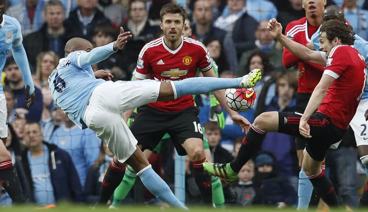 Pemain Manchester City, Fernando, melakukan tembakan ke arah gawang Manchester United pada lanjutan Liga Inggris pekan ke-31 di Stadion Etihad, Manchester, Minggu (20/3/2016). (Reuters/Phil Noble)