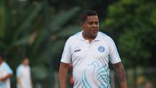 Pelatih PSBS Biak, Divaldo Alves. (Bola.com/Nandang Permana)