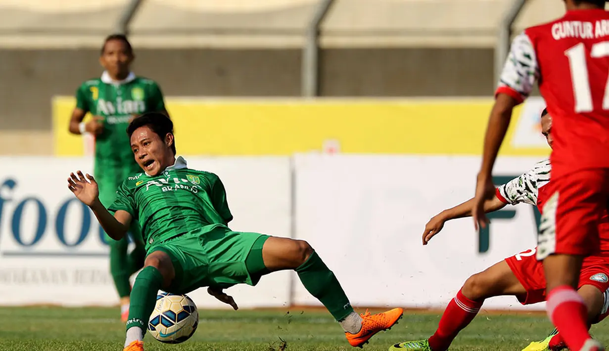 Pemain Persebaya United, Evan Dimas terjatuh saat mengejar bola pada laga Piala Presiden melawan Martapura FC di Stadion Si Jalak Harupat, Bandung, Rabu (2/9/2015). Pertandingan berakhir imbang 0-0.(Bola.com/Peksi Cahyo)