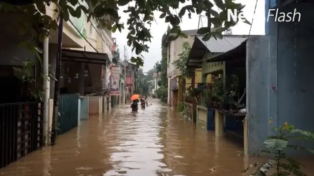 Meski sudah surut, genangan air masih terjadi di sejumlah titik di Cipinang Melayu. Warga bercerita jika banjir yang terjadi Rabu (22/02/17) kemarin adalah yang terparah karena diterjang dari dua arah.