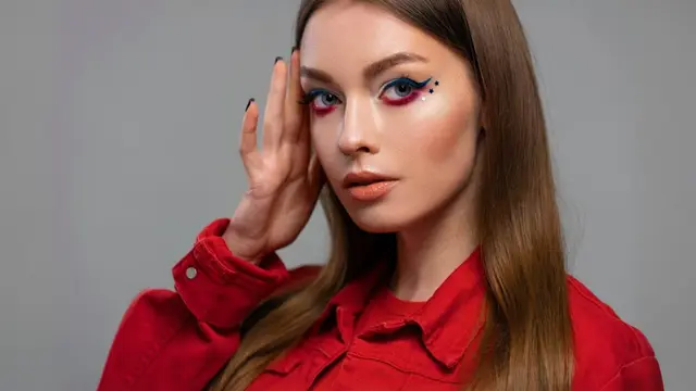 Siap-siap Berdandan Glamor, Tren Makeup 2025 Bakal Bikin Kamu Tercengang! (Foto dok : Freepik/freepik)