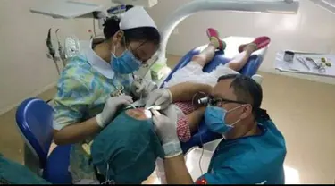 Para netizen di Cina dihebohkan dengan beredarnya foto seorang dokter gigi yang tengah sibuk  melakukan operasi terhadap gadis berusia 9 tahun bersama sang perawat.