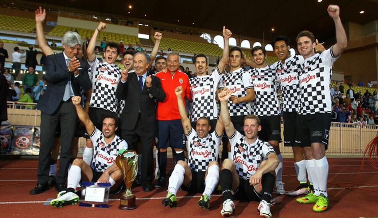 Pebalap GP2 asal Indonesia, Sean Gelael (kedua dari kanan), juga tergabng dalam tim Fernando Alonso dalam laga amal melawan tim Pangeran Albert II di Stade Louis II Monako, Selasa (24/5/2016). (Bola.com/Twitter/TeamJagonyaAyam)