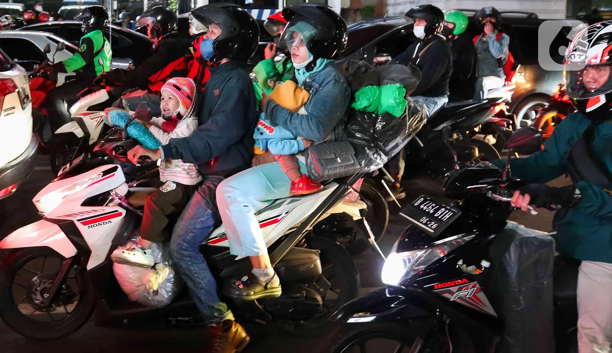 Jalur arteri Kalimalang sendiri merupakan jalur favorit bagi para pemudik yang menggunakan sepeda motor. (Liputan6.com/Herman Zakharia)