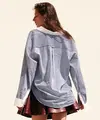 Oversized shirt termasuk pakaian yang bersifat timeless karena tidak bergantung pada tren sesaat (Sumber: H&M)