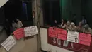 Aksi protes dilakukan pedagang, sebagai sikap penolakan terhadap perubahan harga sewa kios oleh pengelola Pasar Pramuka, yakni Perumda Pasar Jaya. Tampak dalam foto, para pedagang melakukan aksi protes di dalam Pasar Pramuka, Jakarta Timur, Jumat (14/11/2025). (merdeka.com/magang/Rendi Saputra)