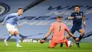 Penjaga gawang Arsenal Bernd Leno (tengah) melakukan penyelamatan di depan pemain Manchester City Phil Foden (kiri) pada pertandingan Liga Premier Inggris di Etihad Stadium, Manchester, Inggris, Sabtu (17/10/2020). Manchester City menang 1-0. (Michael Regan/Pool via AP)