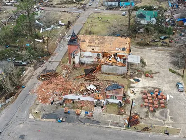 Gambar yang diambil dengan drone ini menunjukkan kerusakan akibat tornado di Selma, Alabama, Amerika Serikat, 13 Januari 2023. Sebanyak enam orang dilaporkan tewas akibat tornado di Alabama. (DroneBase via AP)