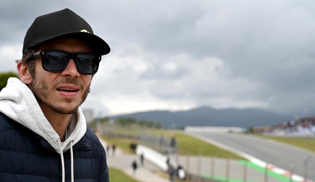 <p>Kehadiran pria berusia 43 tahun itu bukan tanpa sebab. Rossi datang ke Sirkuit Algarve untuk menyaksikan aksi timnya, Mooney VR46, yang tampil di Moto2 dan MotoGP. (AFP/Gabriel Bouys)</p>