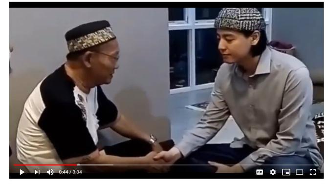 Video Roger Danuarta masuk Islam (YouTube/ Mala Tube84)