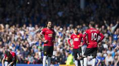 Radamel Falcao saat mau melakukan kick-off bersama Wayne Rooney (kanan) (ASSOCIATED PRESSAP)