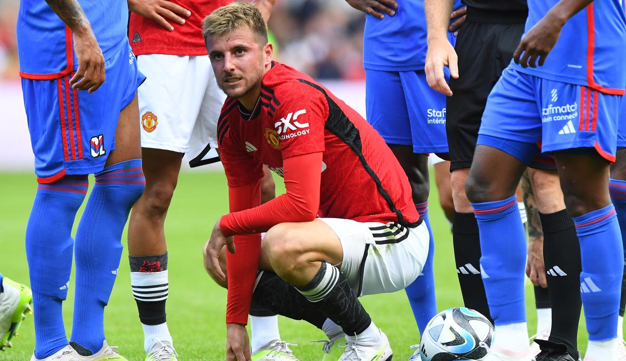 Ekspresi pemain Manchester United, Mason Mount (tengah) setelah dilanggar pemain Olympique Lyon dalam pertandingan ujicoba yang berlangsung di di Stadion Murrayfield, Rabu (19/07/23). (AFP/Andy Buchanan)
