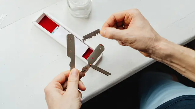 Harus Membawa Gunting atau Benda Tajam Saat Hamil