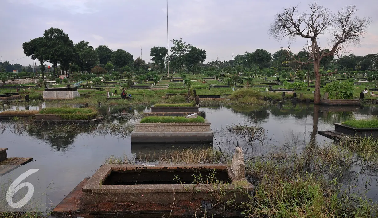 Suasana TPU Tanah Kusir yang terendam banjir, Jakarta Selatan, Jumat (26/8). Warga memanfaatkan Banjir yang merendam makam di kawasan tanah kusir ini terjadi akibat luapan Sungai Pesanggrahan. (Liputan6.com/Johan Tallo)