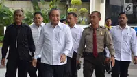 Mendes PDTT, Eko Putro Sandjojo (kedua kiri) mendatangi Gedung KPK, Jakarta, Jumat (14/7). Mendes Eko Putro akan diperiksa sebagai saksi kasus suap Pemberian Opini WTP oleh BPK RI yang melibatkan pejabat di kementeriannya. (Liputan6.com/Helmi Afandi)