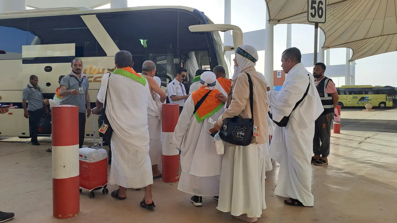 Jemaah haji Indonesia mengantre menaiki bus untuk diantar menuju pemondokan di Makkah.