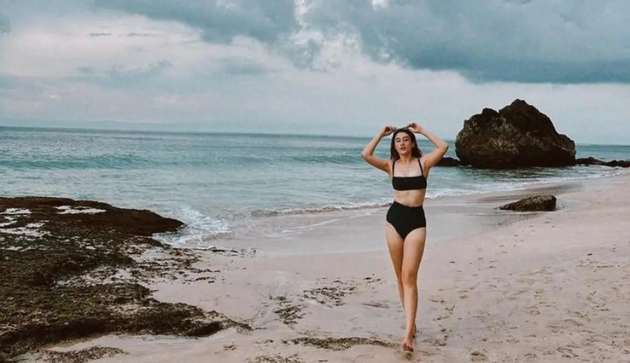 Bikini two piece warna hitam jadi pilihan Natasha Ryder untuk ke pantai. [@natasharyder].