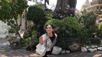 Nagita Slavina bergaya patung saat liburan ke Thailand (Dok.Instagram/@raffinagita1717/https://www.instagram.com/p/BvGb_-QH9Tz/)