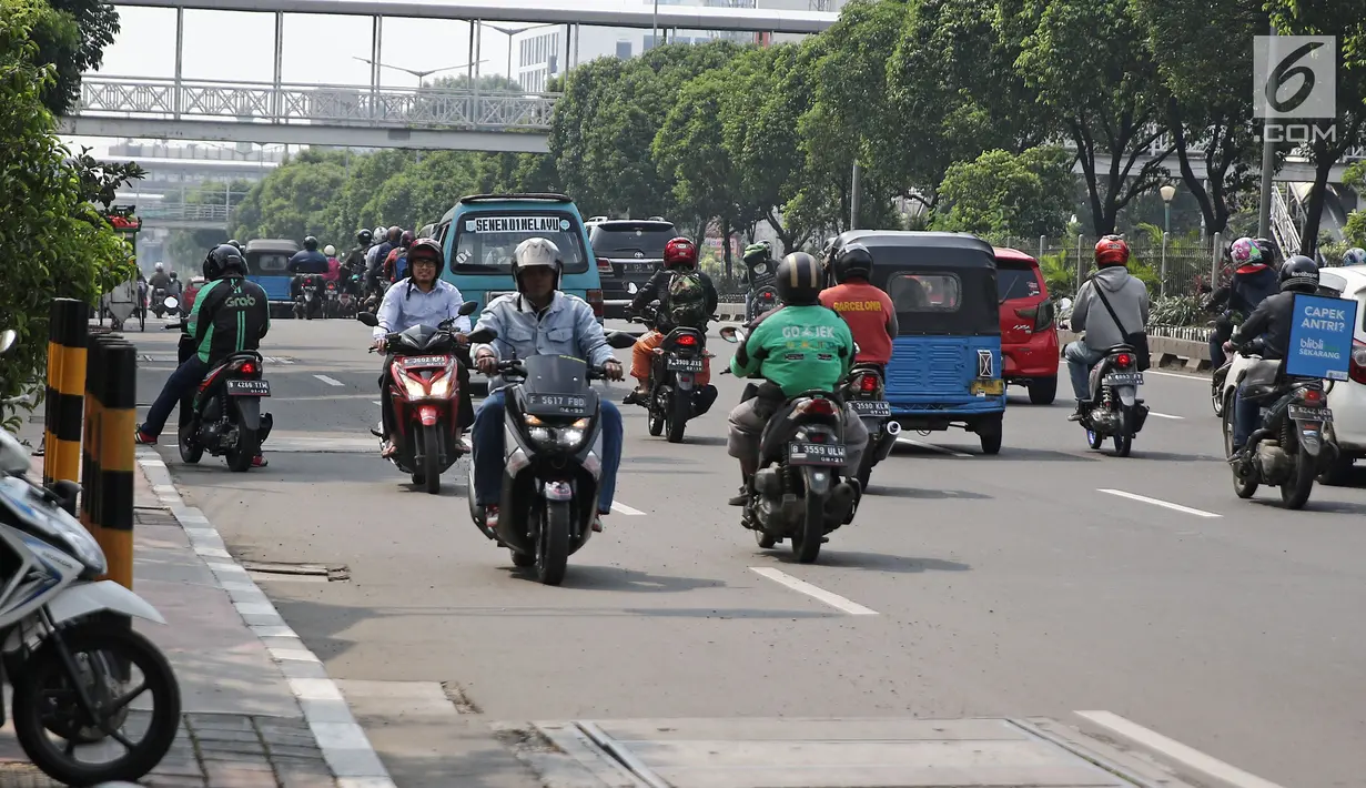 Sejumlah pengendara motor nekat melawan arah saat melintas kawasan Matraman, Jakarta, Rabu (2/5). Perilaku tersebut membahayakan pengendara lain dan juga diri sendiri. (Liputan6.com/Herman Zakharia)