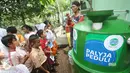 Siswa dan siswi sekolah dasar mendengarkan penjelasan petugas Palyja saat mengikuti kegiatan dalam acara Aksi Cinta Lingkungan di Sungai Ciliwung, Jakarta, Rabu (21/12). (Liputan6.com/Immanuel Antonius)