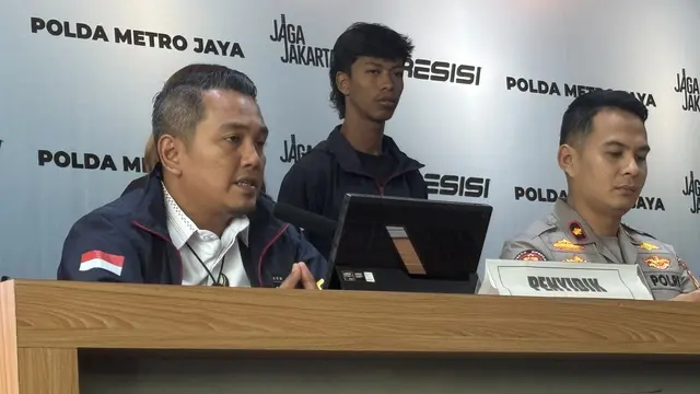Subdit 2 Ditressiber Polda Metro Jaya menangkap seorang pria berinisial SR (39), pemilik akun media sosial berinisial K, karena diduga menyiarkan konten pornografi melalui siaran langsung (live streaming). (Liputan6/Ady Anugrahadi)