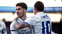 Marco Asensio (kiri) dan James Rodriguez (kanan) masing-masing mencetak satu gol saat Real Madrid menang 4-1 atas Eibar di Stadion Municipal de Ipurua, Sabtu (4/3/2017). (AFP/Ander Gillenea)