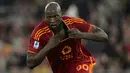 Pemain AS Roma Romelu Lukaku melakukan selebrasi usai mencetak gol ke gawang US Lecce pada pertandingan sepak bola Serie A Liga Italia di Stadio Olimpico, Roma, Italia, Minggu (5/11/2023). (Alfredo Falcone/LaPresse via AP)