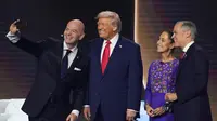 Presiden FIFA Gianni Infantino berfoto selfie dengan Presiden Amerika Serikat Donald Trump, Presiden Meksiko Claudia Sheinbaum, dan Perdana Menteri Kanada Mark Carney dalam acara drawing Piala Dunia 2026, Sabtu (6/12/2025). (AP Photo/Evan Vucci)