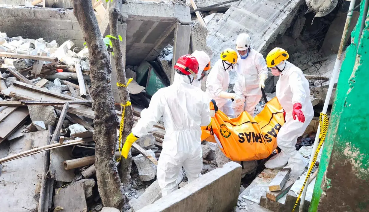 21 korban berhasil dievakuasi Tim SAR Gabungan dengan 8 di antaranya meninggal dunia, sedangkan sisanya berhasil menyelamatkan diri secara mandiri. (BASARNAS via AP)