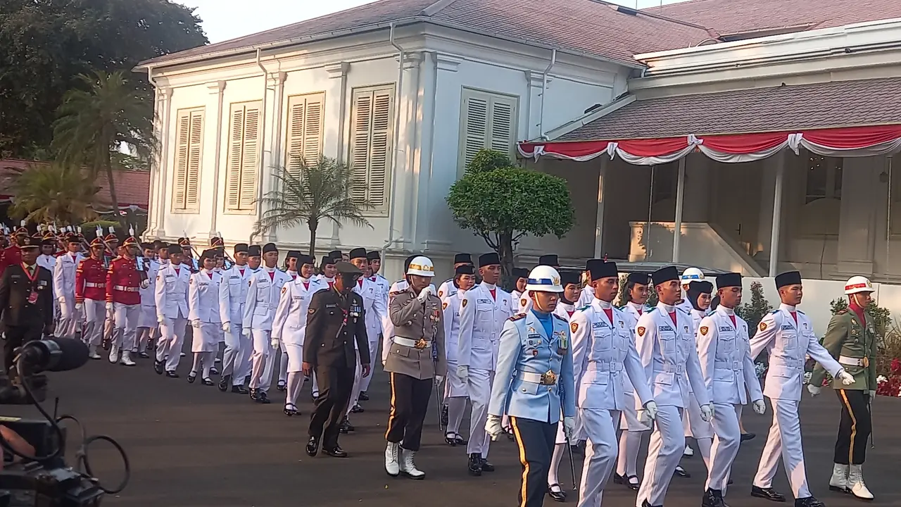 Tim Indonesia Jaya Bertugas Menurunkan Bendera Merah Putih pada Upacara HUT ke-78 RI di Istana Merdeka