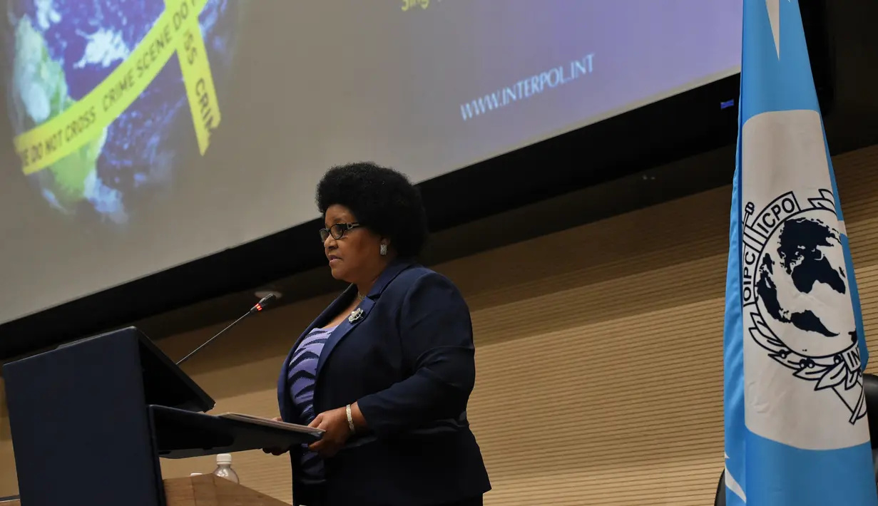 Menteri Lingkungan Hidup Afrika Selatan, Bomo Edna Molewa memberikan pidato pada Rapat  Kepatuhan dan Penegakan Komite INTERPOL Lingkungan di Singapura, (16/11/2015). Pertemuan dalam aksi bersama melawan kejahatan lingkungan. (AFP PHOTO/ROSLAN RAHMAN)
