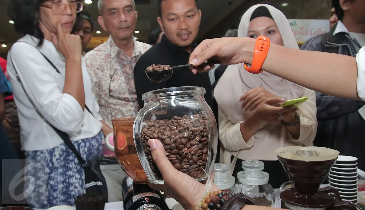 Pengunjung melihat pembuatan kopi pada acara minum kopi gratis di Gedung Kementerian Perindustrian, Jakarta, Kamis (1/10/2015). Acara bagi-bagi kopi gratis ini dalam rangka Pencanangan Hari Kopi Internasional. (Liputan6.com/Angga Yuniar)