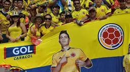 Supporter Kolombia membentangkan sapnduk bergambar James Rodriguez  laga kualifikasi Piala Dunia Russia 2018 zona CONMEBOL di  Stadion Metropolitano Roberto Melendez, Barranquilla, Rabu (18/11/2015) dini hari WIB. (AFP Photo/Luis Robayo)