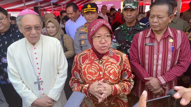 Menteri Sosial (Mensos) Tri Rismaharini saat menghadiri acara Roadshow Pahlawan Ekonomi Nusantara (PENA) di Sentra Efata, Kupang, NTT, Sabtu (17/6/2023).