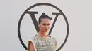 Alicia Vikander berpose saat menghadiri koleksi busana Louis Vuitton Spring/Summer 2023 selama Paris Fashion Week di Paris pada Selasa, 4 Oktober 2022. Wanita 34 tahun itu melengkapi penampilannya dengan tas tangan Vuitton. (AP Photo/Francois Mori)