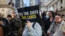 Sejumlah orang berunjuk rasa menuntut diakhirinya pemangkasan anggaran di bidang sains, penelitian, pendidikan, dan bidang-bidang lainnya oleh pemerintahan Presiden Donald Trump di Manhattan, New York City pada 8 April 2025. (Spencer Platt/Getty Images North America/Getty Images via AFP)