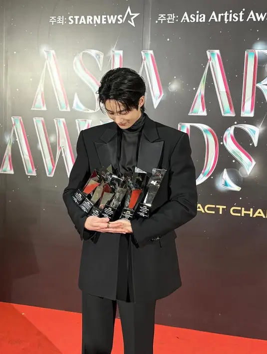 Byeon Woo Seok membawa borong piala di ajang penghargaan tersebut. Ia pun tampil mengenakan pakain formal serba hitam. [@byeonwooseok]