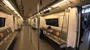 Seorang pekerja membersihkan interior gerbong metro di New Delhi, Kamis (3/9/2020). Jaringan Delhi Metro bersiap untuk melanjutkan layanan secara bertahap mulai 7 September setelah lebih dari 5 bulan ditutup karena pandemi virus corona Covid-19. (AP Photo/Manish Swarup)