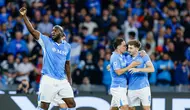 Dua tim teratas akan menjalani laga sisa yang penuh tantangan. Dan tak menutup kemungkinan gelar juara harus ditentukan lewat partai play-off. Kini Napoli punya 78 poin sementara Inter Milan menempel dengan 77 poin. (Alessandro Garofalo/LaPresse via AP)