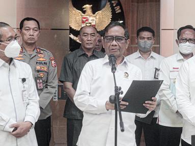 Menko Polhukam Mahfud MD (tengah) didampingi Wakil Ketua KPK Alexander Marwata (kiri) dan Kepala PPATK Ivan Yustiavandana (kanan) menyampaikan keterangan terkait situasi Papua usai penetapan Gubernur Papua Lukas Enembe sebagai tersangka kasus korupsi di Gedung Kemenko Polhukam, Jakarta, Senin (19/9/2022). Menurut Mahfud MD, situasi di Papua memanas. (Liputan6.com/Faizal Fanani)