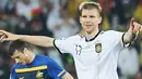 Kegembiraan bek Jerman Per Mertesacker seusai kemenangan 4-0 atas Australia di laga perdana penyisihan Grup D PD 2010 di Moses Mabhida Stadium, Durban, 13 Juni 2010. AFP PHOTO / CARL DE SOUZA 