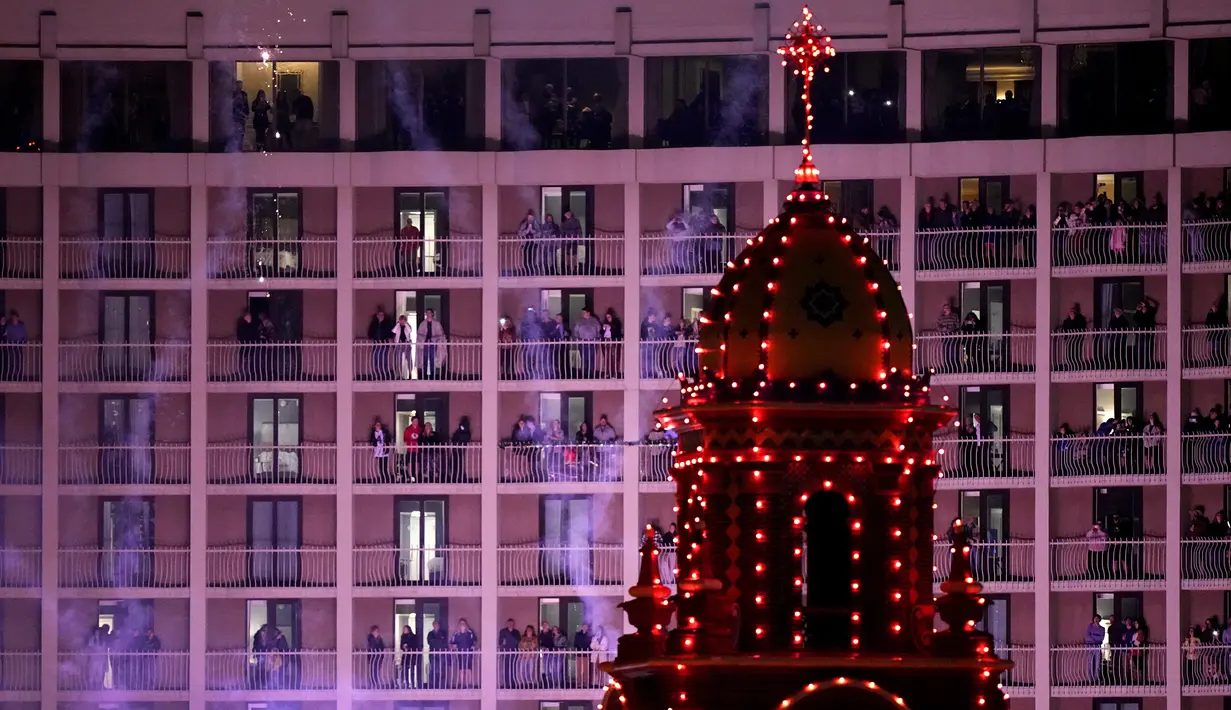 Orang-orang menonton lampu Natal dinyalakan di distrik perbelanjaan Country Club Plaza, Kansas City, Missouri, Amerika Serikat, 25 November 2021. Upacara ini telah menjadi tradisi selama lebih dari 90 tahun di pusat perbelanjaan menandai awal musim belanja Natal. (AP Photo/Charlie Riedel)