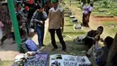 Salah satu dagangan yang dijajakan seorang pedagang di makam Olga Syahputra di TPU Malaka, Jakarta, Selasa (31/3/2015). Empat hari pascakepergian komedian Olga, antusiasme masyarakat berkunjung ke makam masih tinggi. (Liputan6.com/Panji Diksana)