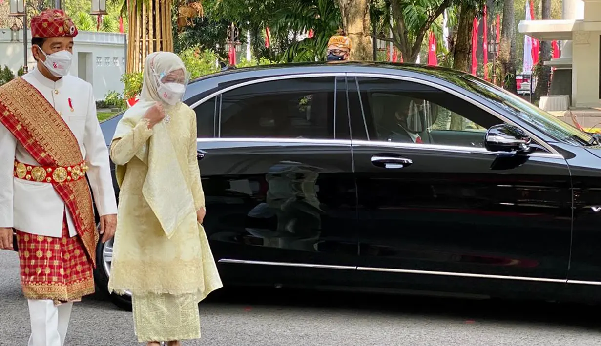 Presiden Joko Widodo dan Ibu Hj. Iriana Joko Widodo tiba menghadiri peringatan HUT ke-76 RI di Istana Merdeka, Selasa (17/8/2021). Presiden Jokowi mengenakan pakaian adat Lampung, sementara Ibu Negara mengenakan busana nasional dengan kain songket. (Foto: Laily Rachev-Biro Pers Sekretariat Presiden)