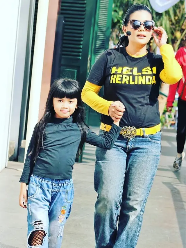 Kerap Berperan Antagonis, Ini 6 Potret Kebersamaan Helsi Herlinda dan Anak
