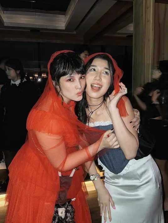 Christie tampil dengan atasan korset dipadukan skirt abu-abu, dan chocer model bungan hitam. Ia pun tampil terinspitasi dari Corpse bride. @christie.ofcl