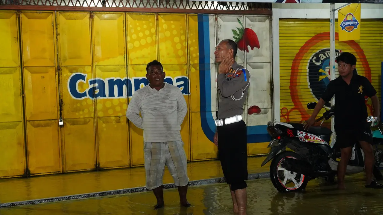 Dirlantas Polda Jatim, Kombes Pol Komarudin turun langsung mengecek arus lalu lintas yang terdampak banjir di depan koramil Blega Bangkalan. (Istimewa)