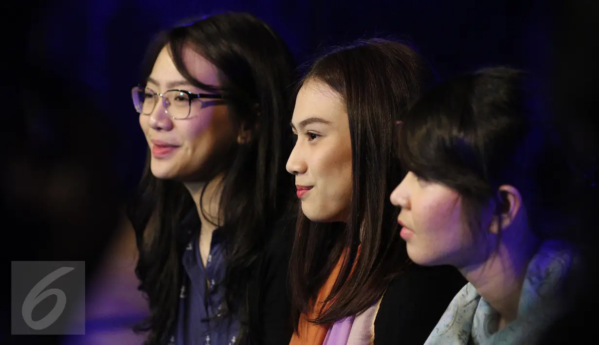 Member JKT 48 Shania, Melody dan Veranda saat diwawancari oleh media seusai mengheningkan cipta dan doa bersama di JKT48 Theater, Jakarta, Senin (27/03). (Liputan6.com/Herman Zakharia)